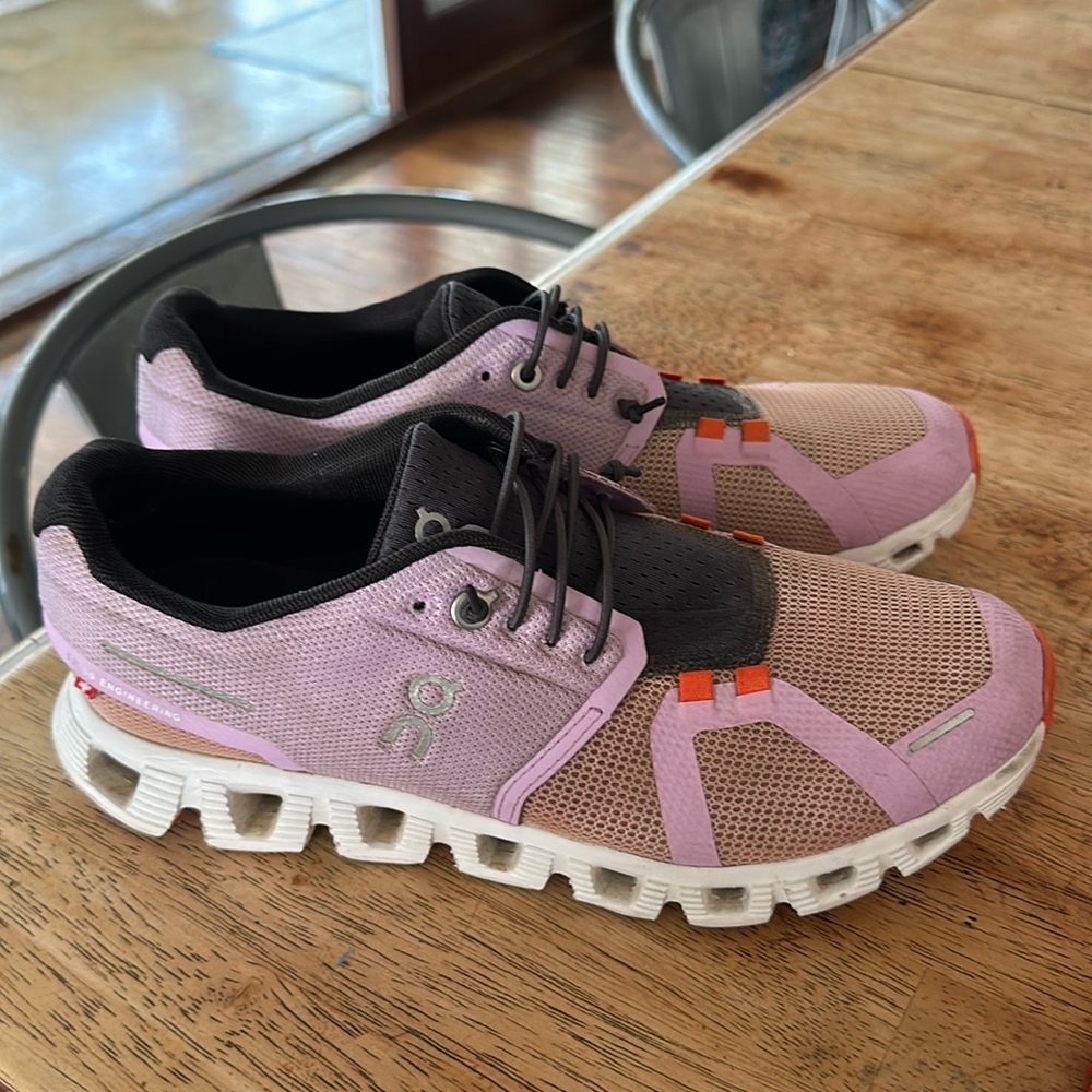 On Cloud women’s sneaker size 7.5